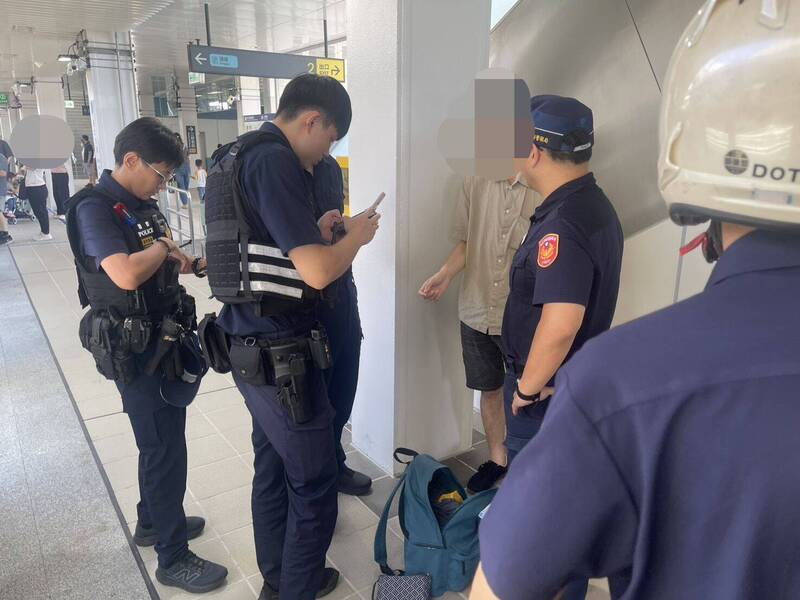 三鶯線亮刀驚魂畫面曝!男不滿背包遭踢 勇父護女當場壓制 - 社會 - 自由時報電子報