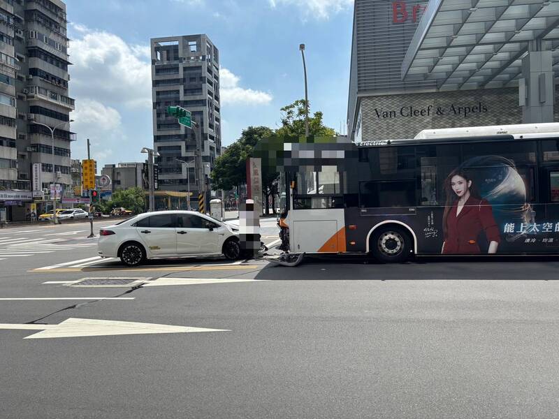 北市信義區小客車右轉開入對向車道 撞上等紅燈公車