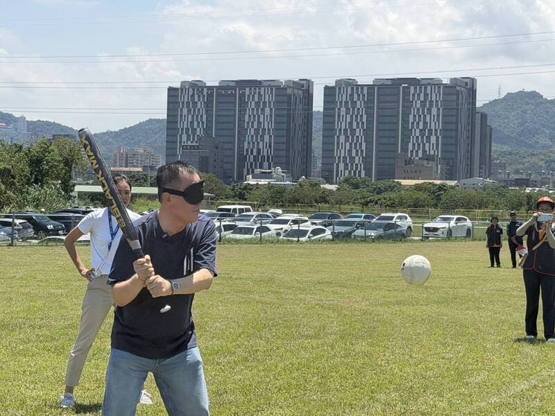 李四川矇眼體驗盲人棒球 拋「運動平權2.0」3政見