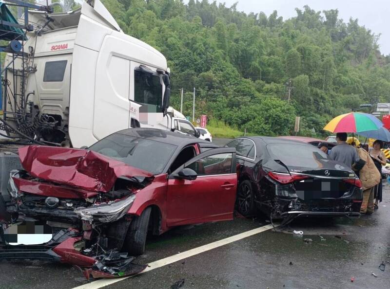 台南快速道路5大小車連環撞 10傷送醫