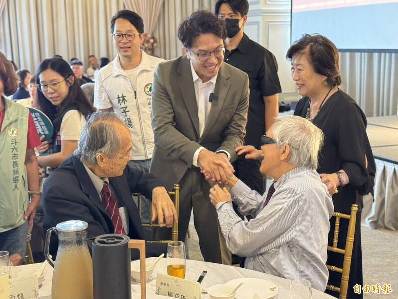 民進黨台北市長參選人沈伯洋與在場官員握手致意。（記者羅國嘉攝）
