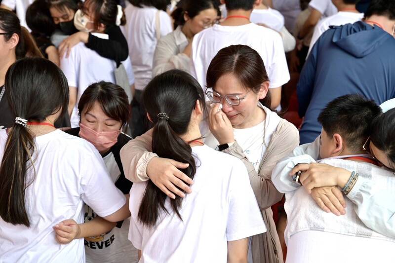 桃市景福宮成年禮 300青年鞠躬並擁抱父母場面感人