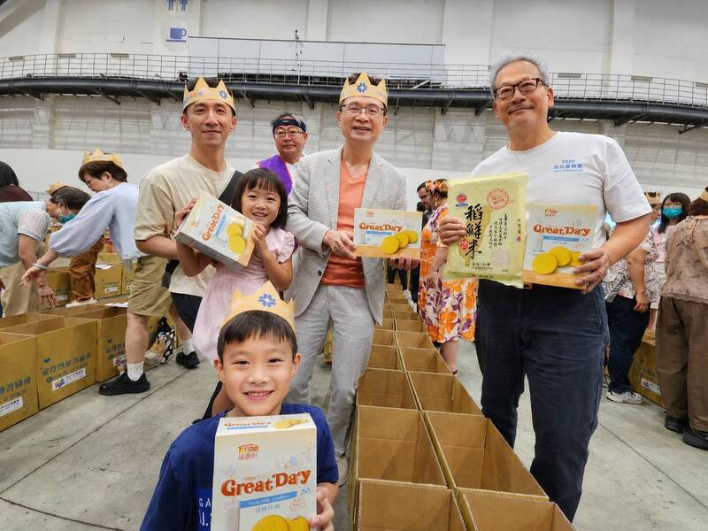 台北童樂會號召親子當1日志工 分裝「膳糧食物箱」學習分享與關懷