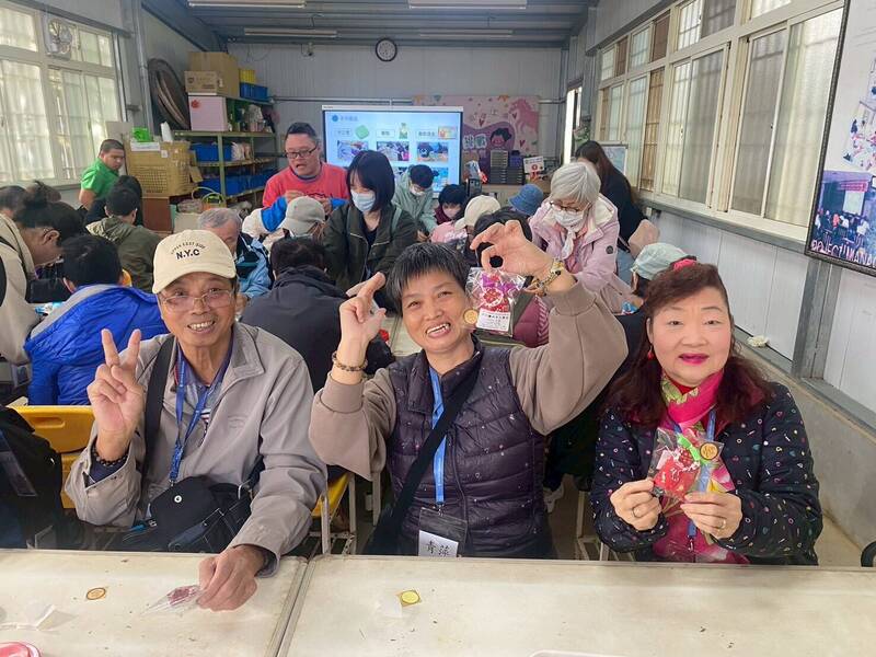 單親爸拉拔身心障礙姊妹30年 伊甸小作所助2人學會自立