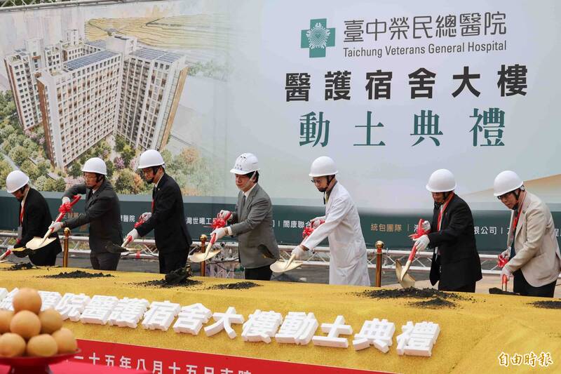 總統賴清德（中）參加台中榮總醫護宿舍大樓動土典禮。（記者蔡淑媛攝）