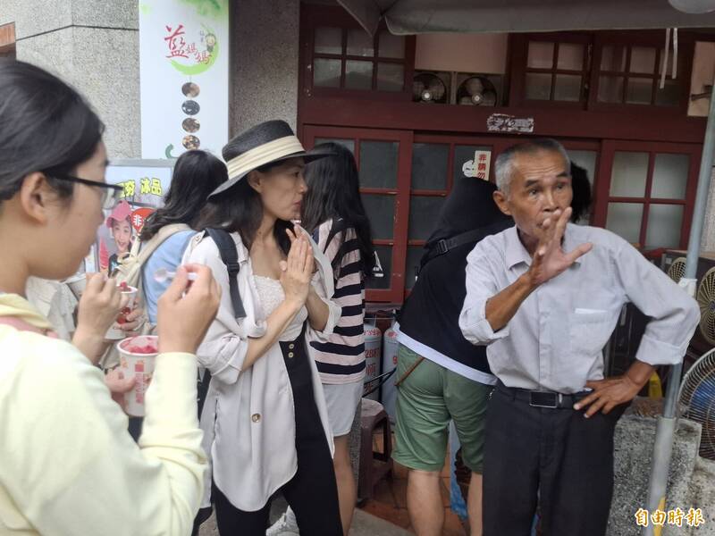 霜淇淋店「買冰送卦」爆紅! 馬公中央古街「曾師兄」指點迷津