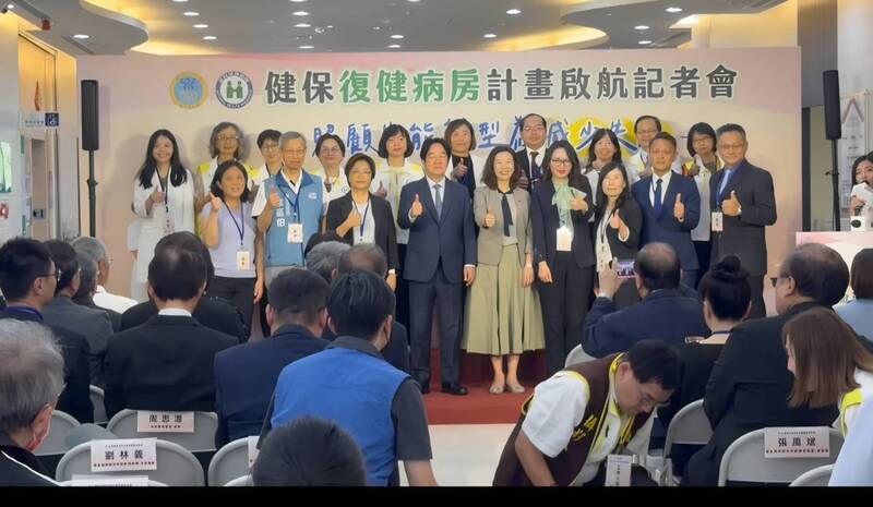 年底將卸任的彰化縣長王惠美（前排左三）昨天與總統賴清德（左四）同框，她大讚賴總統「很寬容大度」。（民眾提供）
