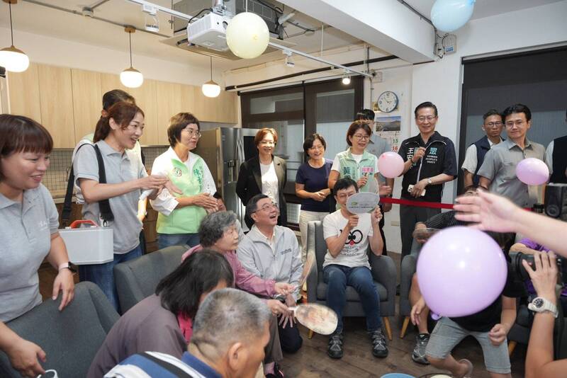 彰化縣長王惠美（立者左四）與民進黨彰化縣長參選人陳素月（左三）同框，引發政壇想像空間。（陳素月競總提供）