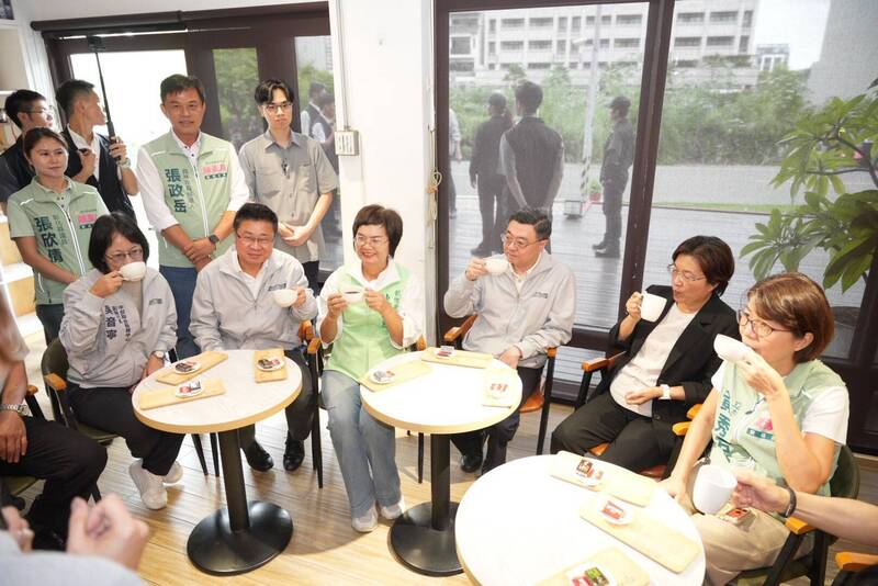 不演了?王惠美連2天跑綠營場 還與民進黨縣長參選人陳素月同框 藍營基層炸鍋