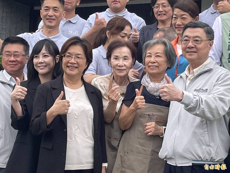 行政院長卓榮泰（前排右一）與彰化縣長王惠美（前排左一）參觀社區長照據點。（縣府提供）