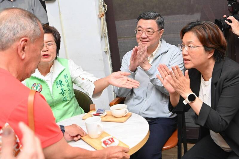行政院長桌榮泰（中）今到員林視察長照成果，彰化縣長王惠美（右）也在場。（行政院提供）