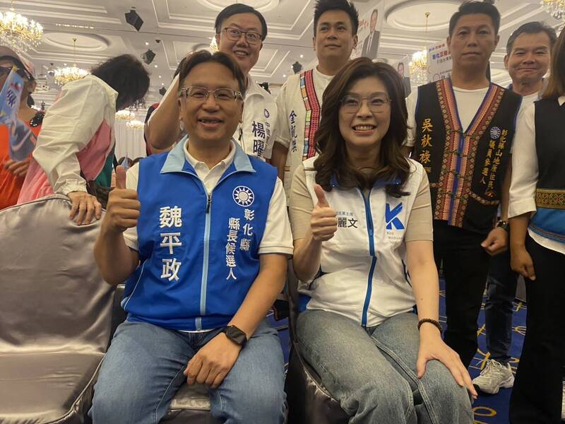 國民黨主席鄭麗文（右）彰化跑得勤，全力拉抬黨提名縣長參選人魏平政（左）選情。（記者張聰秋攝）