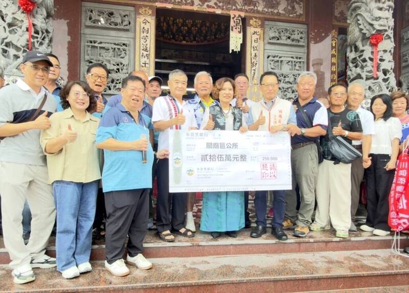 關廟三官府二龜王捐助弱勢逾百萬 行善團發圖書禮券助學習