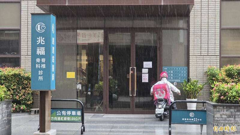 低調避媒體?趙建銘全天看診叫外送 傍晚由地下車道駛離