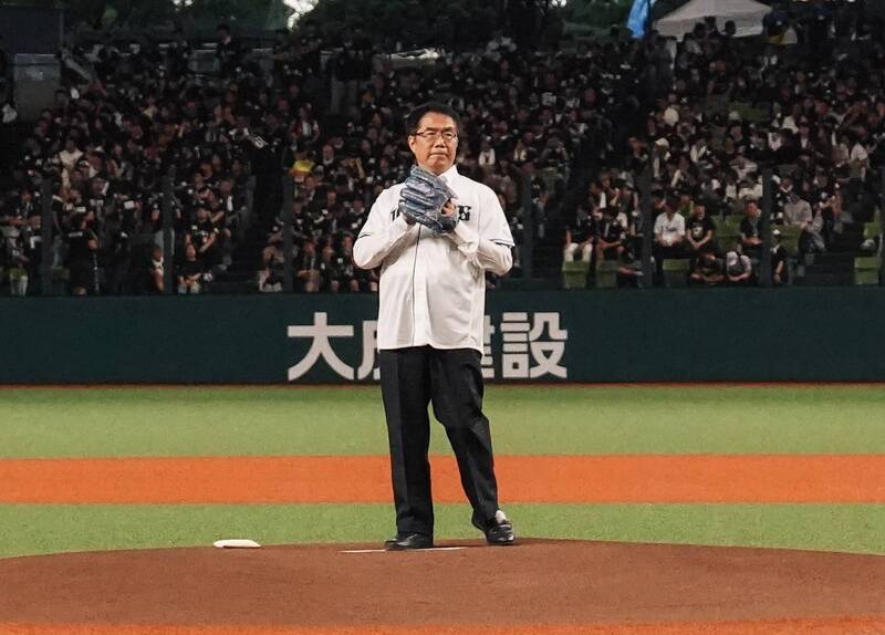 黃偉哲穿「06號」球衣日職開球 「台南觀光日」行銷美食農產