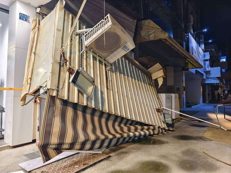新堀江玉竹街遮雨棚突崩塌 深夜狂歡嚇很大