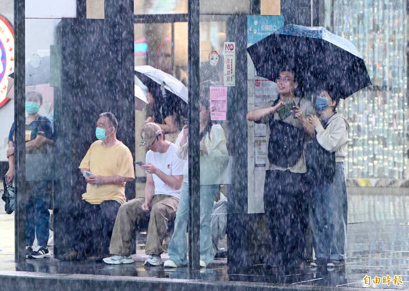 週末雨神來了!中南部防豪大雨、北東午後雷陣雨 下週恐連下7天