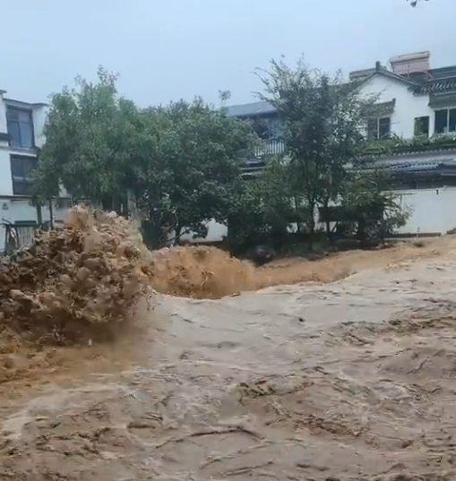 江浙滬傳出淹水災情，道路被洪水吞沒。（圖擷自微博）
