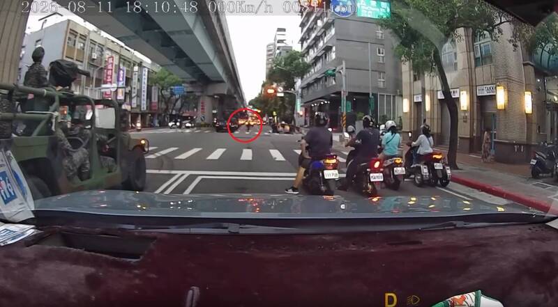 超暖一幕!乘客發作摔出計程車 漢光演習路過國軍直接跳車救人