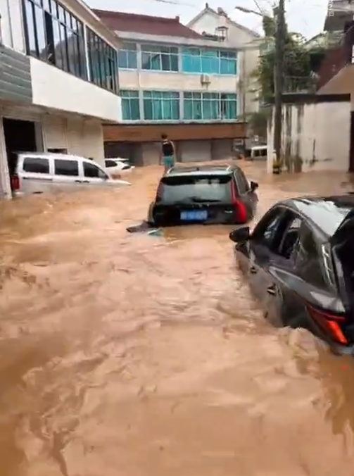 災區車輛泡水。（圖擷自微博）