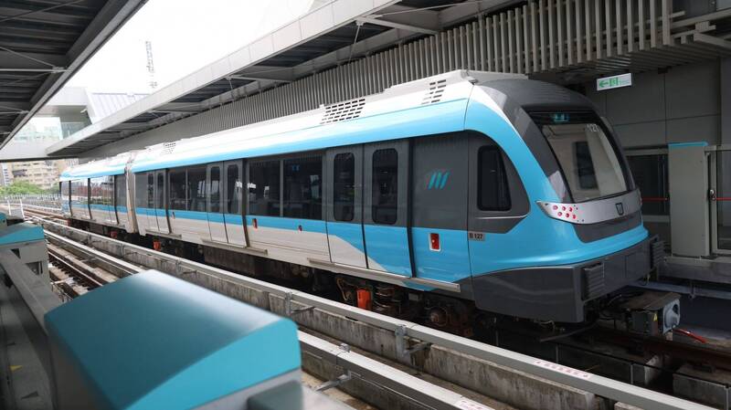 捷運三鶯線傳持刀對峙! 警壓制嫌犯疏散旅客