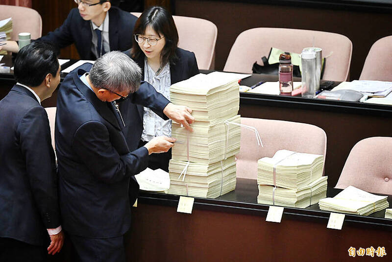 《TAIPEI TIMES》 KMT defends cuts, while DPP calls them irrational