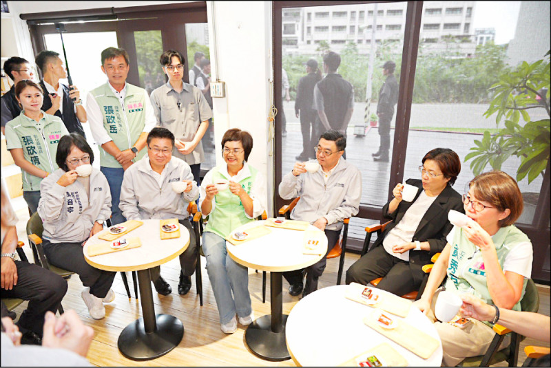 《卓揆視察員林社區日照據點》 王惠美連2天同框綠營 藍營基層議論