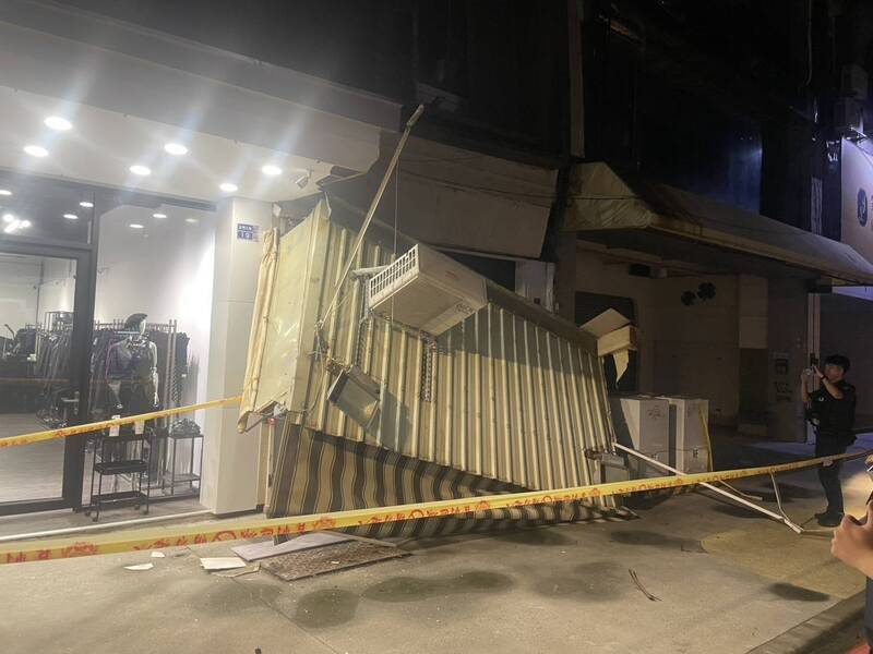 高雄玉竹商圈深夜轟然巨響!店面遮雨棚崩落 2樓牆面傾斜