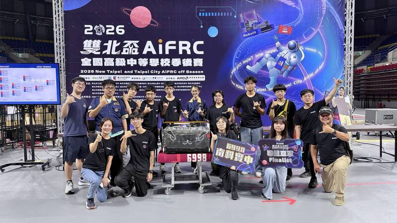 南科實中奪雙北盃AI FRC季後賽亞軍聯盟 指導老師獲AMD社區服務獎