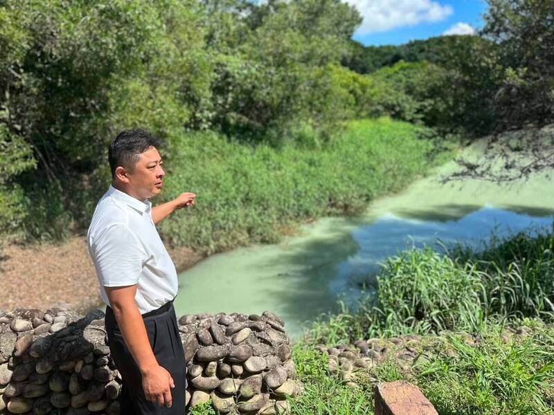 中市橫山公園滯洪池水呈乳白色 環保局研判中科廠商偷排依法開罰