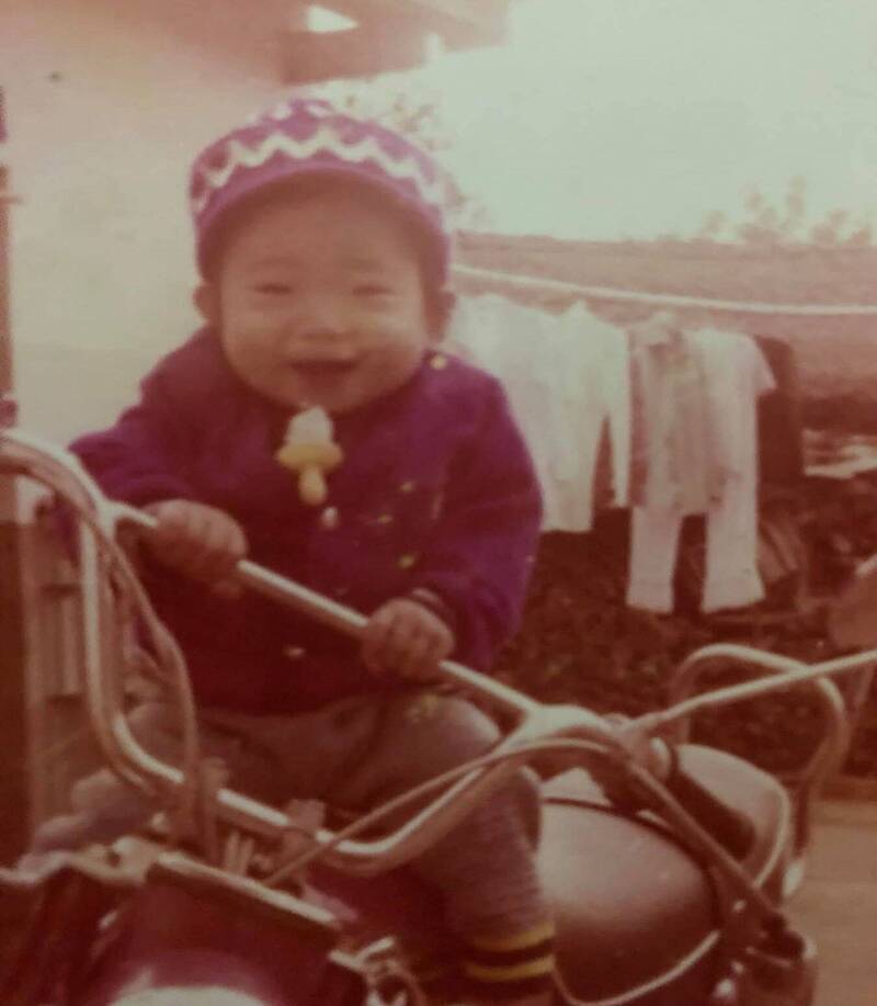 打開青春相簿!看見最真實的何欣純:從超萌奶嘴娃到英國留學生