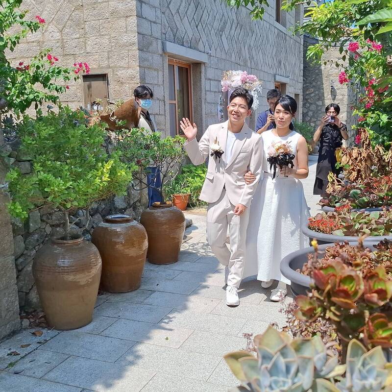 馬祖聯合婚禮北竿芹壁登場 2對新人步紅毯許終身