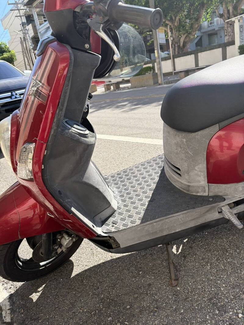 男子吸食喪屍煙彈逆向騎車肇禍 碰撞路邊2輛轎車