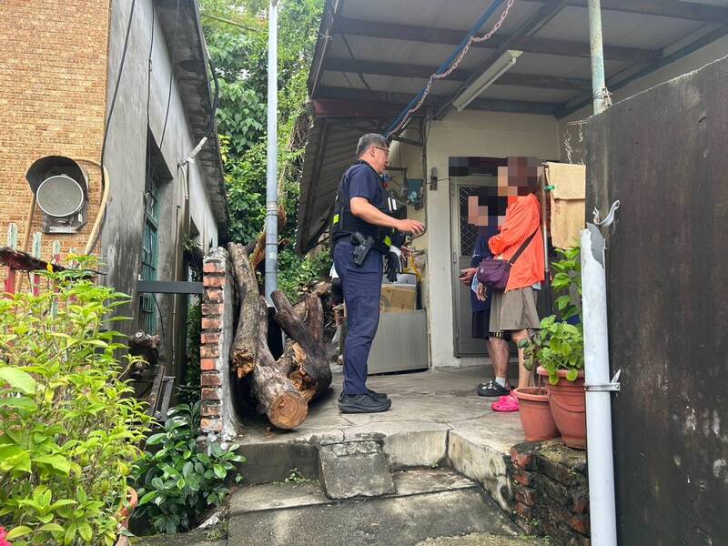 大雨釀災！高雄鼓山樹倒壓毀鄰宅屋頂  住戶睡夢中驚醒