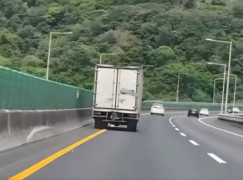 雪隧小貨車蛇行民眾緊急通報 警方攔查...是毒駕