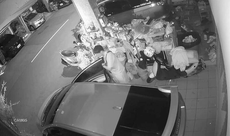 太猖狂!無視騎樓監視器 台中賊夜潛車內「悠哉數錢5分鐘」