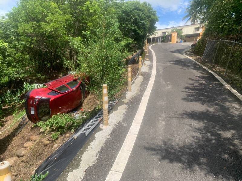 高雄男酒駕載友趕聚餐 爬上坡滑落翻車害掛彩
