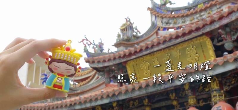 行的安全 台中長者運動繫上「媽祖行動光明燈」吊飾