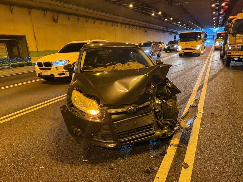 張姓男子駕駛福特轎車未保持行車安全距離撞擊前車，並連環追撞前方其他車輛。（警方提供）