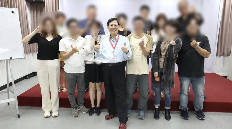 新科公務員3年沒女友 同仁集體請假送他去相親