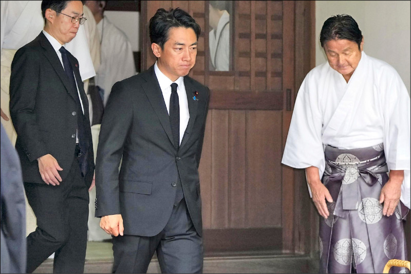 日本防衛大臣小泉進次郎十五日在日本二戰無條件投降八十一週年當天，前往供奉有日本二戰甲級戰犯的東京靖國神社參拜。（美聯社）