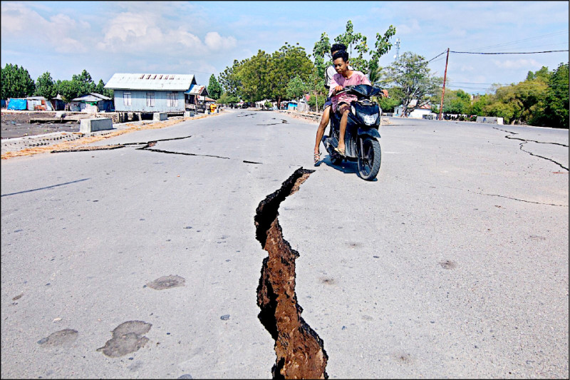 規模7.7地震讓重災區納格克的道路出現裂縫，兩千居民撤走。（歐新社）