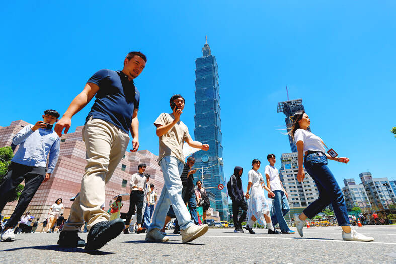 《TAIPEI TIMES》 Average annual personal income rises to record level