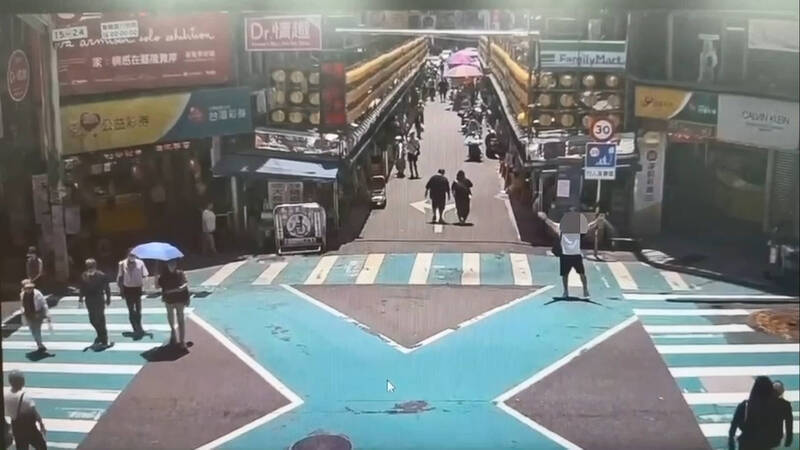 男子持辣椒水到廟口夜市前左右開噴 嚇壞路人 法官裁罰2千元