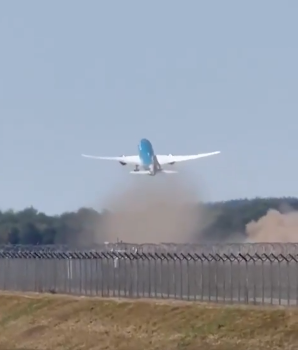 嚇壞！越南航空德國起飛時衝出跑道機尾擦地 盤旋洩油後返降