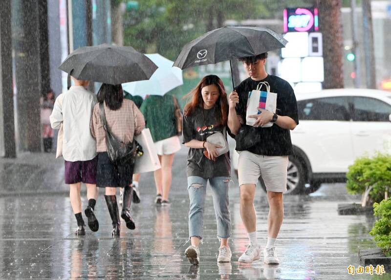 南高屏大雨特報！ 吳德榮示警「這3天雨勢最猛」 熱帶擾動醞釀中