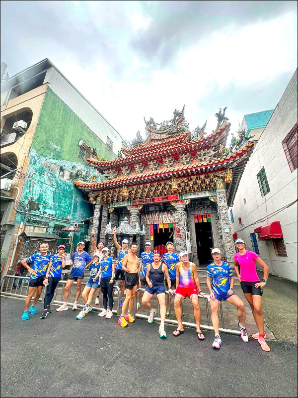 高市湖內路跑團練 台灣首富護持廟宇打卡