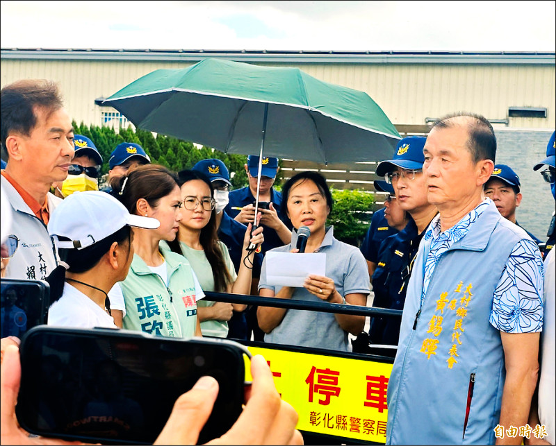 「吃飯配雞屎味」 200大村鄉民拉布條抗議養雞場