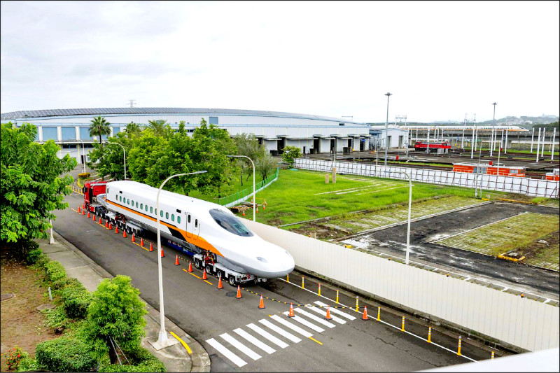 高鐵「陸運」新世代列車 鐵道迷夾道迎接