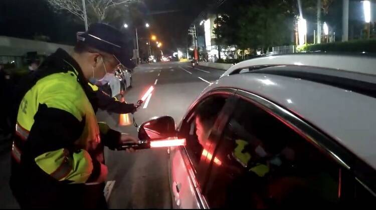 叭錯人!酒駕男等紅燈手癢叭警察 自投羅網